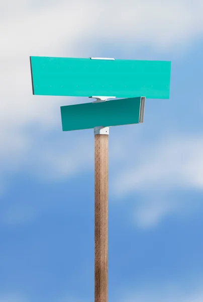 Sinal de rua em branco no céu azul — Fotografia de Stock