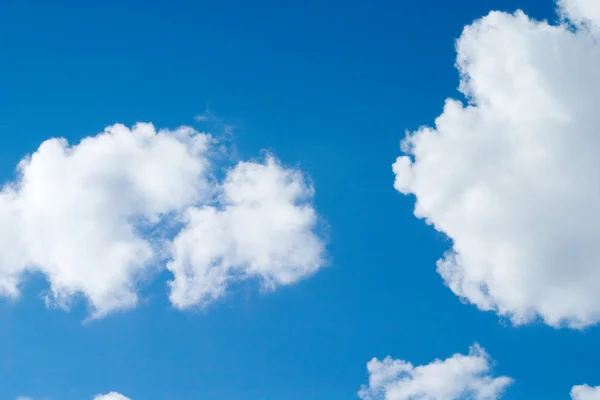 Яскраво-синє хмарне небо — стокове фото