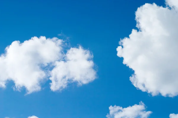 Strahlend blauer bewölkter Himmel — Stockfoto