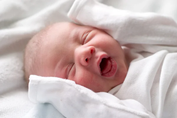 Bebê fazendo rosto engraçado — Fotografia de Stock