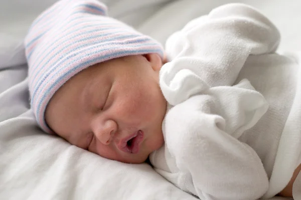 Newborn sleeping — Stock Photo, Image