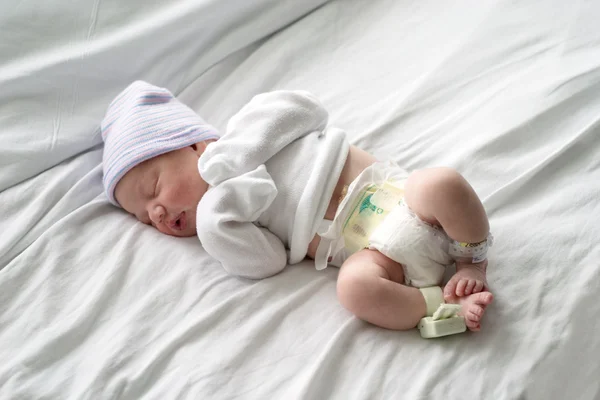 Newborn baby sleeping in hospital — Stock Photo, Image