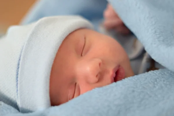 Bambino addormentato in coperta blu — Foto Stock