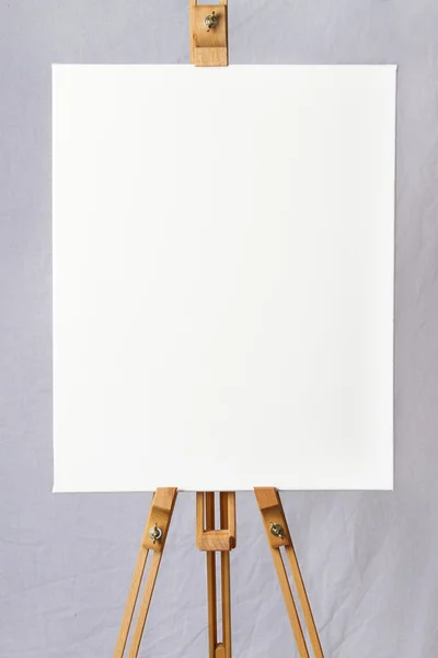 Tela branca em branco em um cavalete — Fotografia de Stock