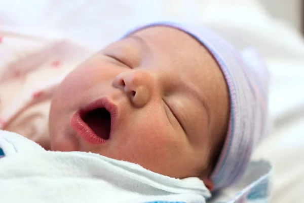 Bambino appena nato che dorme Foto Stock