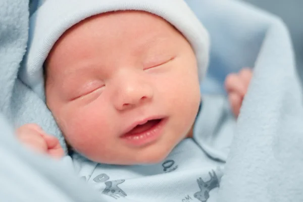 Bebeğin yüzünde huzurlu bir ifade ile dinlenme Telifsiz Stok Imajlar