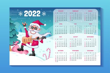 Takvim 2022. Takvimli yatay duvar posteri. Hediye çantasının üzerinde duran siyah gözlüklü ve elektro gitarlı Noel Baba. Kış arkaplanı Noel ağacı ve şeker külahlarıyla