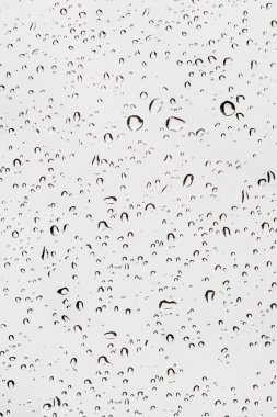 Su bardağa düşer.