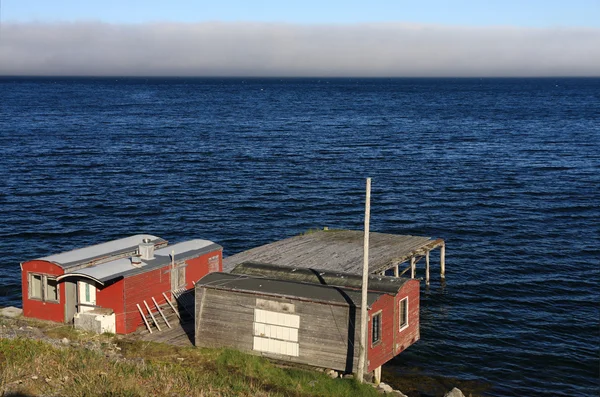 Красные каюты на фьорде — стоковое фото