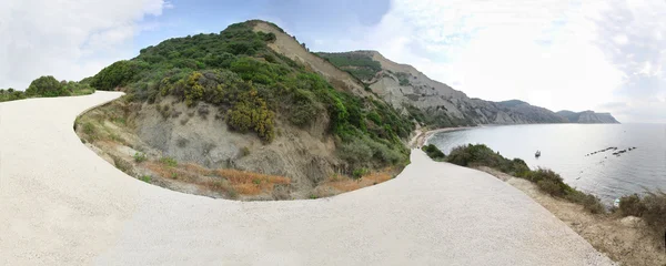 Camino sinuoso en la costa de la isla de Corfú —  Fotos de Stock