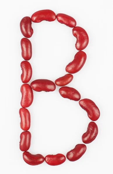 Carta B feita de feijão vermelho sobre fundo branco — Fotografia de Stock