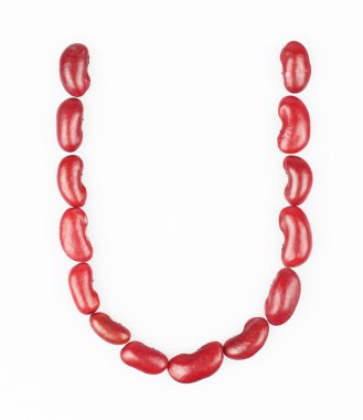 beyaz zemin üzerine kırmızı fasulye yapılan harf u