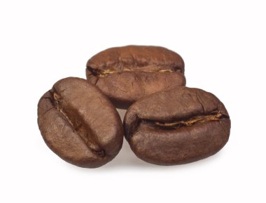 Beyaz arka planda izole kahve çekirdekleri