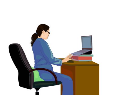 Pijamalı güzel beyaz kadın öğrencinin portresi dizüstü bilgisayarla çalışıyor evinde ofis koltuğunda oturuyor.