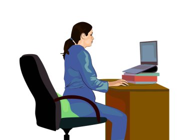 Pijamalı güzel beyaz kadın öğrencinin portresi dizüstü bilgisayarla çalışıyor evinde ofis koltuğunda oturuyor.