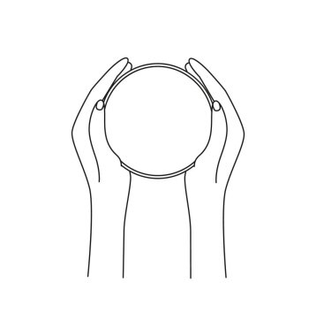 Kızların elleri bardakta içki tutuyor. Yan görünüm.