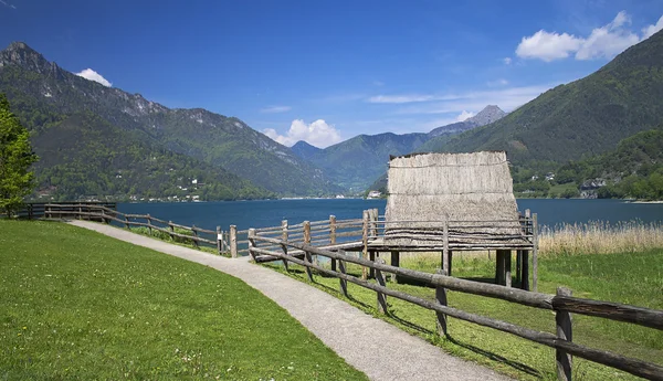 Palafitte no lago — Fotografia de Stock