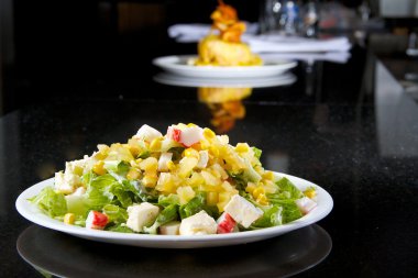 Yengeç Salatası ananas ve peynir