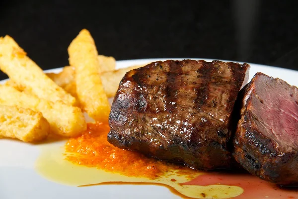 Trozo de carne con yuca — Foto de Stock