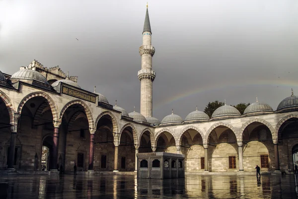 Regenboog en de moskee Rechtenvrije Stockfoto's