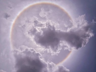 güneşin arka planda gökyüzü yumuşak bulutlar ve margeta ile bir güzel daire ton