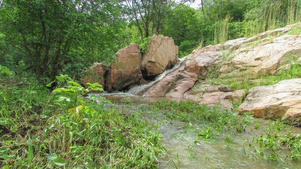 Природний Ландшафт Річки Водоспадом — стокове фото