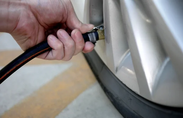 Tyre inflation — Stock Photo, Image