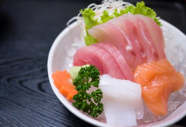 buz üzerinde servis sashimi