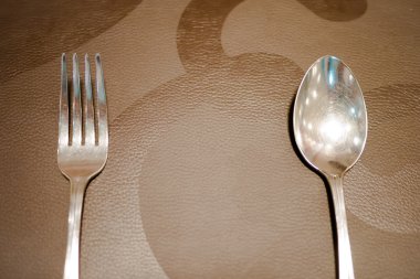 kahverengi doku üzerinde bıçak ve çatal