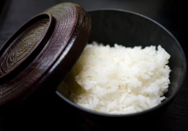 Arroz blanco al vapor en tazón redondo negro — Foto de Stock