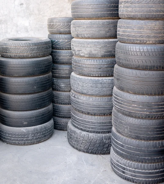Pile di pneumatici per auto usate — Foto Stock