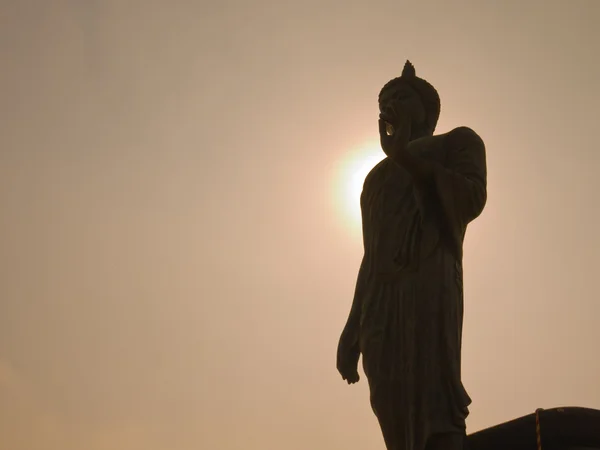 Силуэт ходьба Будда изображение в позе Витарка Мудра — стоковое фото