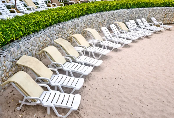 Untidy beach chairs to be cleaned up — Stock Photo, Image