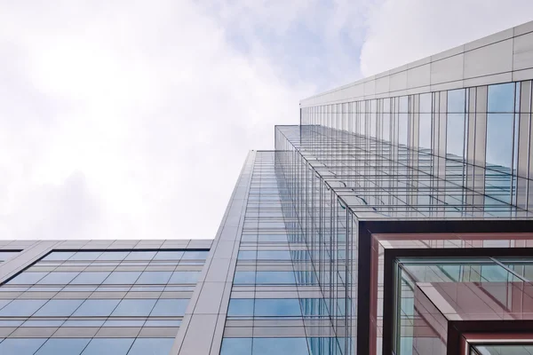 Bürogebäude aus Wurmperspektive — Stockfoto