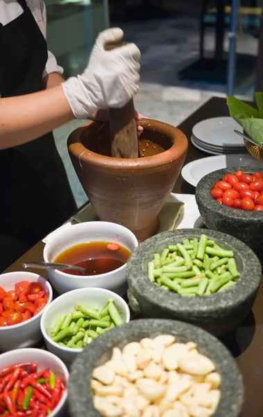Изготовление салата из зеленой папайи — стоковое фото