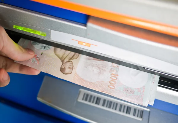 Geld am Geldautomaten abgehoben — Stockfoto