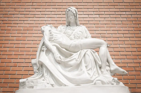 玛丽和耶稣雕像 — 图库照片