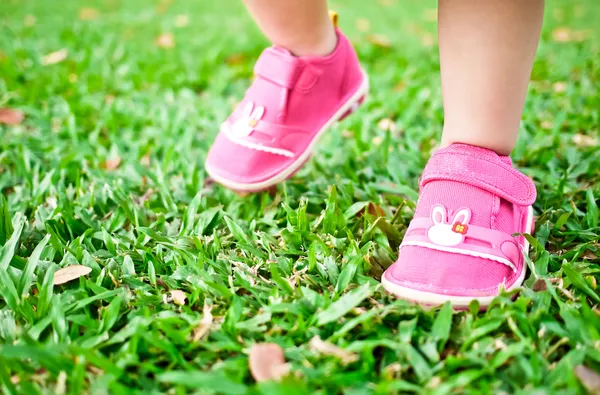 Bébé marche sur l'herbe — Photo