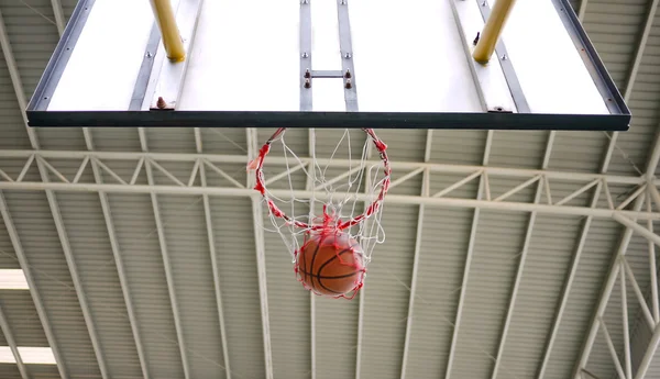 Basquete tiro através do aro — Fotografia de Stock