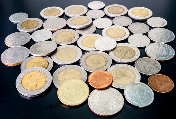 Monedas tailandesas aisladas en negro — Foto de Stock