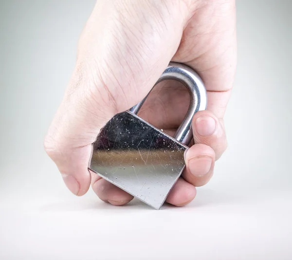 Hand bedrijf zilver hangslot — Stockfoto