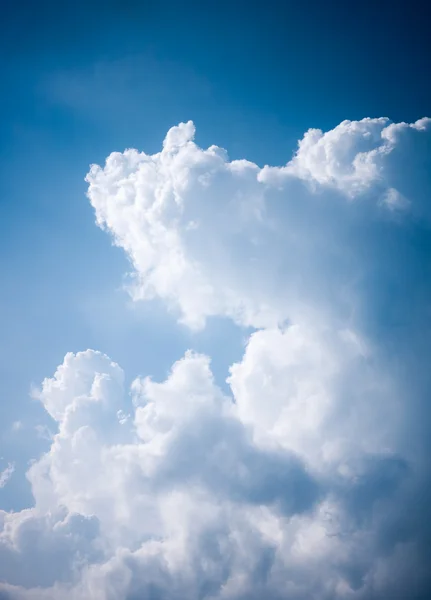 Cielo nuvoloso nel giorno estivo — Foto Stock