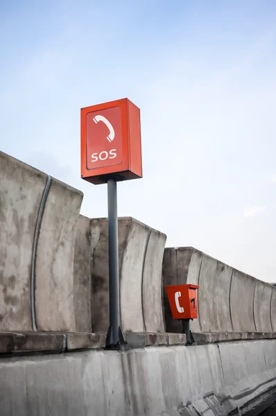 SOS segno e casella di telefono in autostrada — Foto Stock