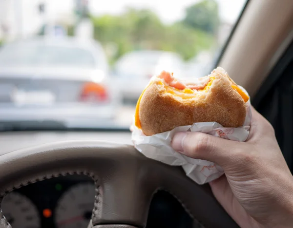 sürücü arabada burger yiyen