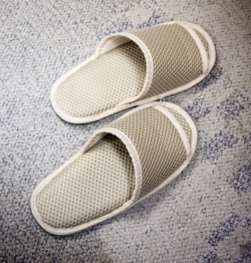 Halı zemin üzerinde terlik