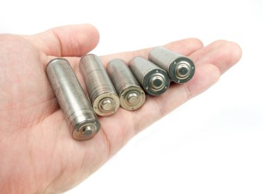 etiketsiz aa pil tutan el