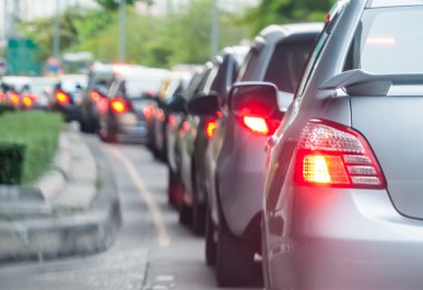 kötü trafik yolda araba kuyruğu
