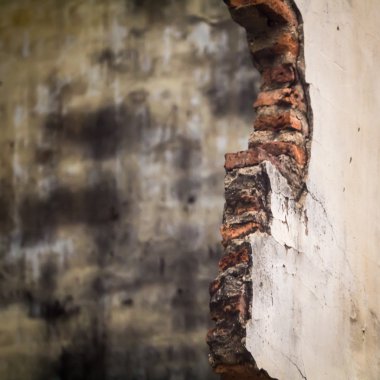 hasarlı duvar tuğla gösterilen