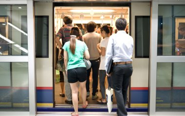yeraltı tren yürüyen yolcu