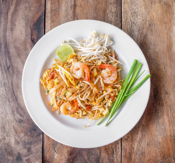 Pad Thai, stir-fried rice noodles — Stock Photo, Image
